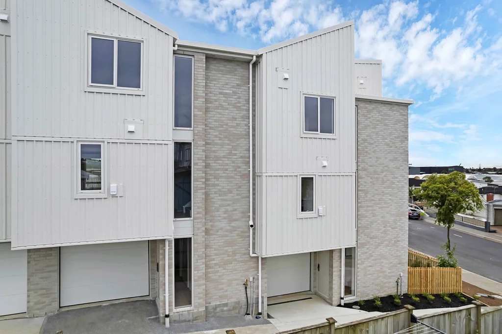 Mount Roskill 4房 Mt Roskill 刚竣工 高端联排 永久产权 10年Master建筑保障 4房3.5卫 超大室内面积 146平起 90万买家 Brand New Bespoke Townhouses