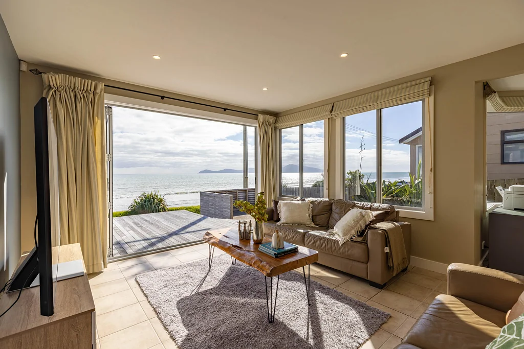 Paekakariki 3 Slaapkamer Income Potential with Uninterrupted Coastal Views