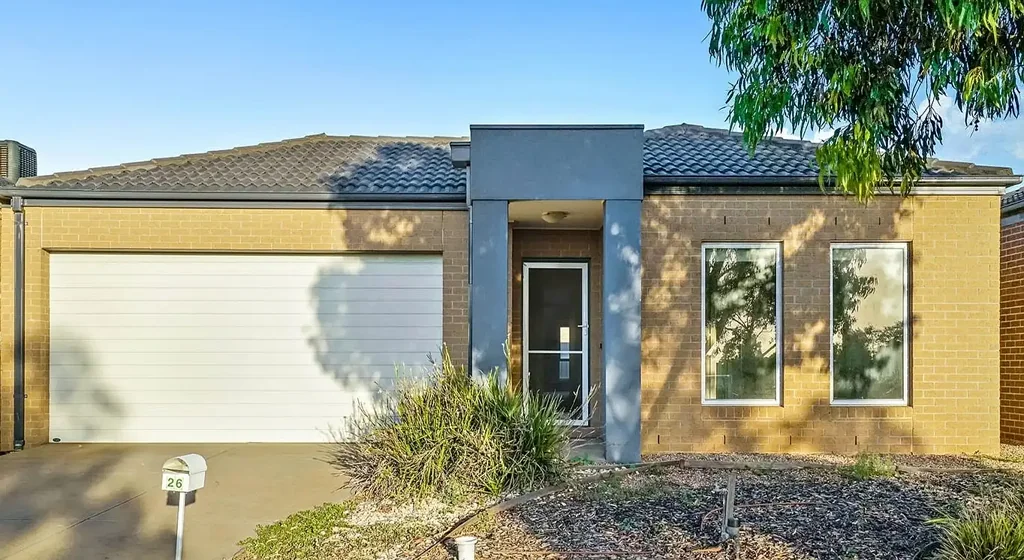 Welcoming 4BR Home with Open Plan Living in Tarneit's Rise