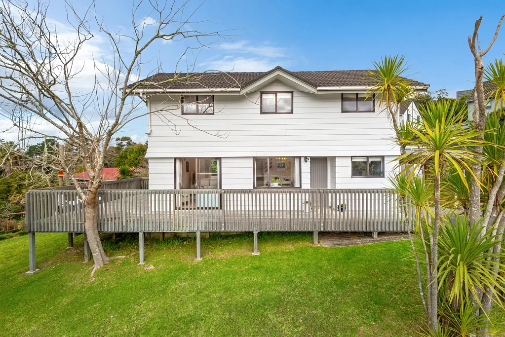 Totara Vale 3कमरा Elevated, Private & Immaculately Presented