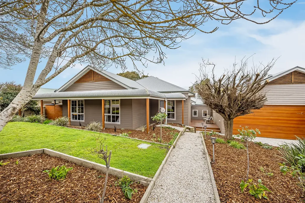 Nairne 4房  A split-level dream with studio, cinema and special outlook..