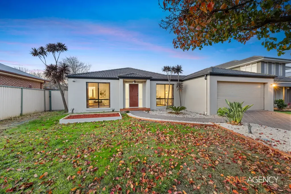Point Cook 4Moenga Exceptional Family Home in Prime Point Cook Location