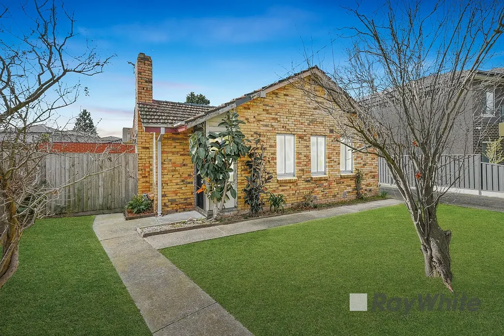 Dandenong North 3कमरा LOW MAINTENANCE BEAUTY IN A CONVENIENT LOCALE WITH NO BODY CORP!