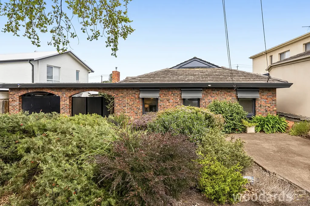 Keilor East 3બેડરૂમ Timeless Family Appeal with Views, Space & Warmth