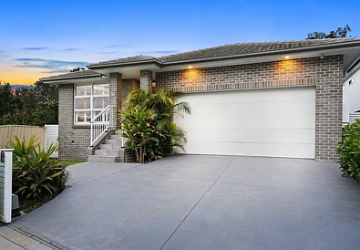 Berkeley Vale 5 Slaapkamer Masterpiece by the Lake!