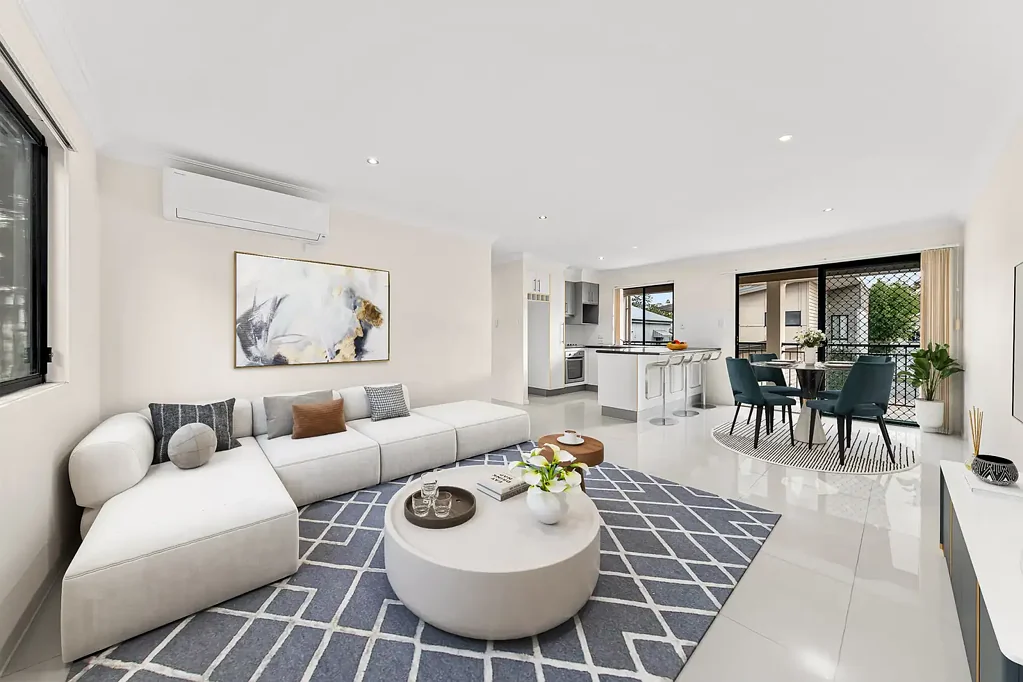 Greenslopes 2房 翻新双层独立生活联排别墅，距中央商务区仅数分钟路程 Renovated Dual-Living Townhouse Just Minutes from the CBD