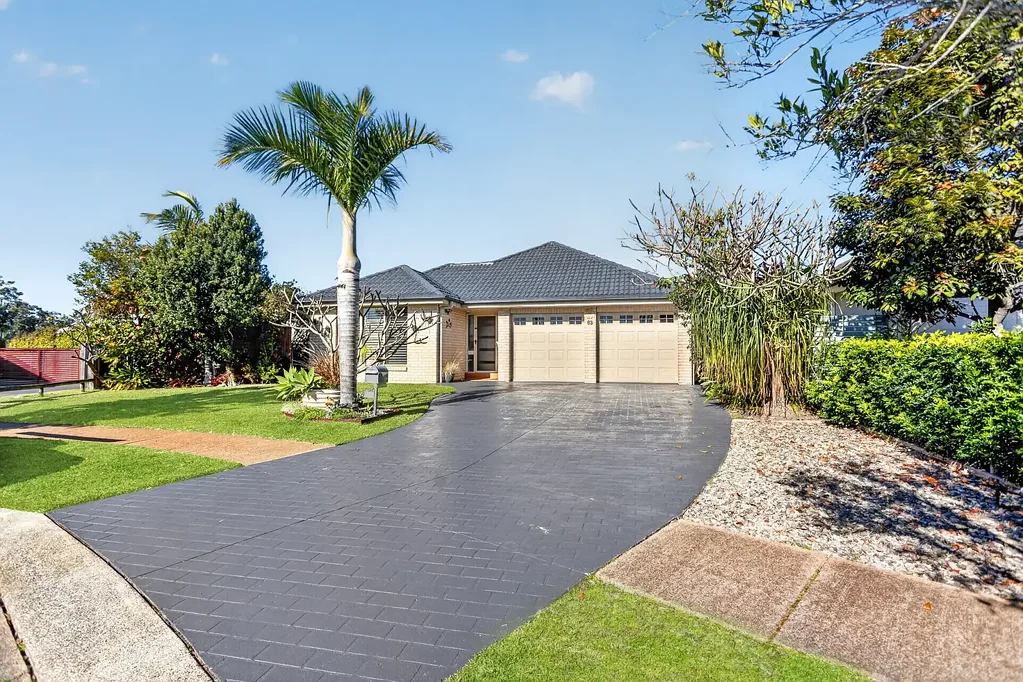 Tea Gardens 4 Slaapkamer Immaculately presented in a fantastic location and ready for you to move in!