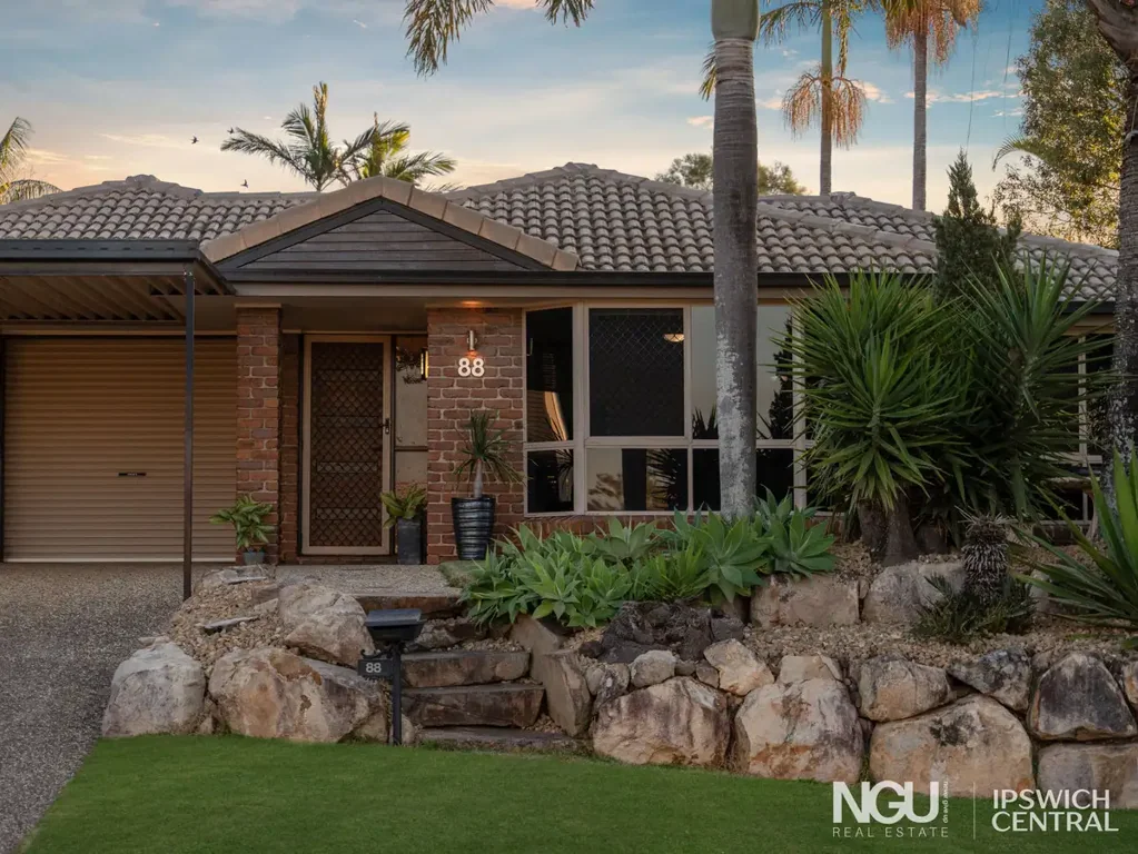 Raceview 4Habitaciones RACEVIEW'S BEST POCKET WITH A RENOVATED KITCHEN + MASSIVE BACKYARD + FOUR CAR ACCOMMODATION!