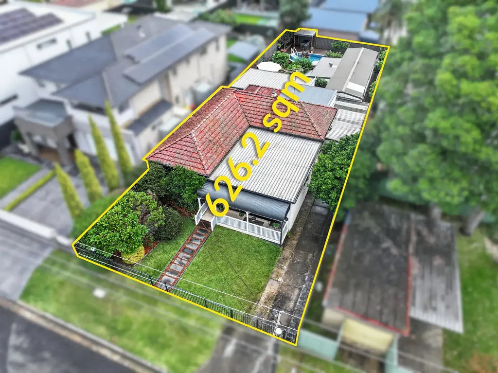 Padstow 6房 安静街道白砖房 四卧带套主卧 独立两卧青少区 水景泳池纳凉地 626平米阔地块 Stunning Single-Level Family Haven with Dual Living Potential & Water Views