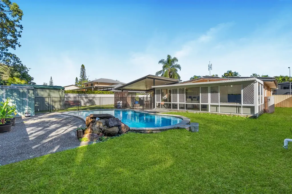 Ashmore 3Habitaciones Entertainers Delight with Pool, Spa & Huge Sunlounge!