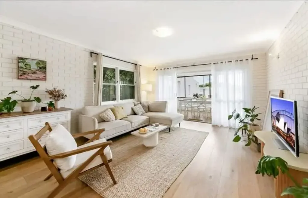 Light & Bright - Top Floor Apartment