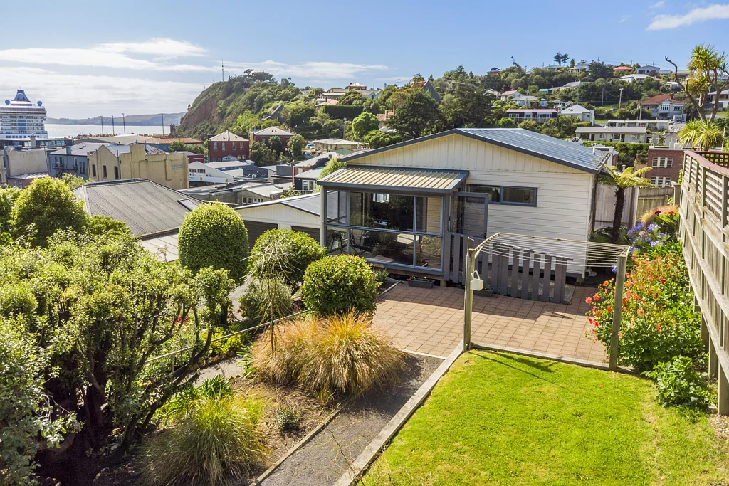 Port Chalmers 2침실 Harbour Views, Great Garaging, Not Yet Under Offer