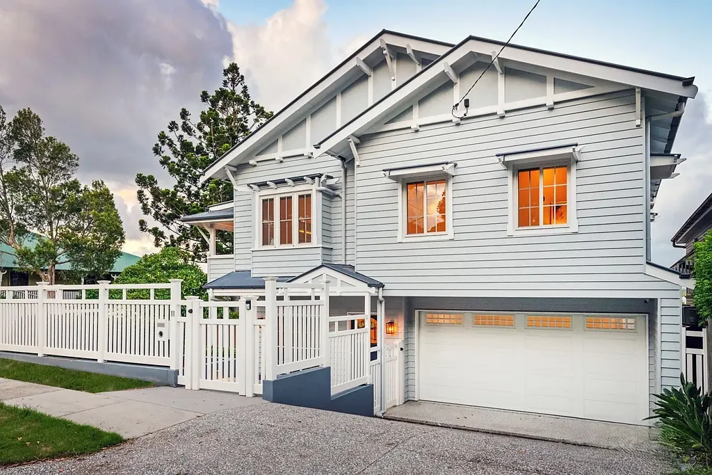Annerley 5房 Hampton风格住宅 3米挑高天花板 橡木地板 开放式起居区 高地景观视野 私人泳池露台 5kW太阳能系统 优质学区房 城市便捷生活 Commanding Architectural Presence in an Exclusive Cul-de-sac