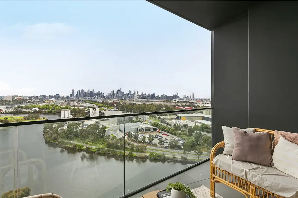 Footscray 2房 无与伦比的城市与水景 | 卓越的户型设计 Unrivalled City & Waterfront Views | Superior Floor Plan