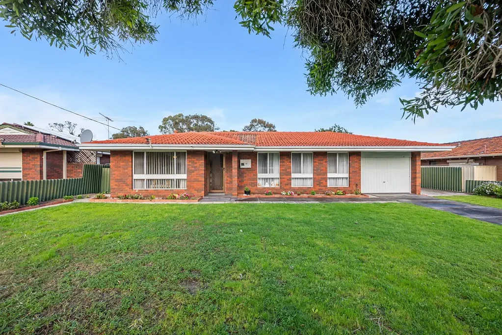Armadale 3房  R40 Zoned 708 SQM BLOCK with Brick & Tile Home