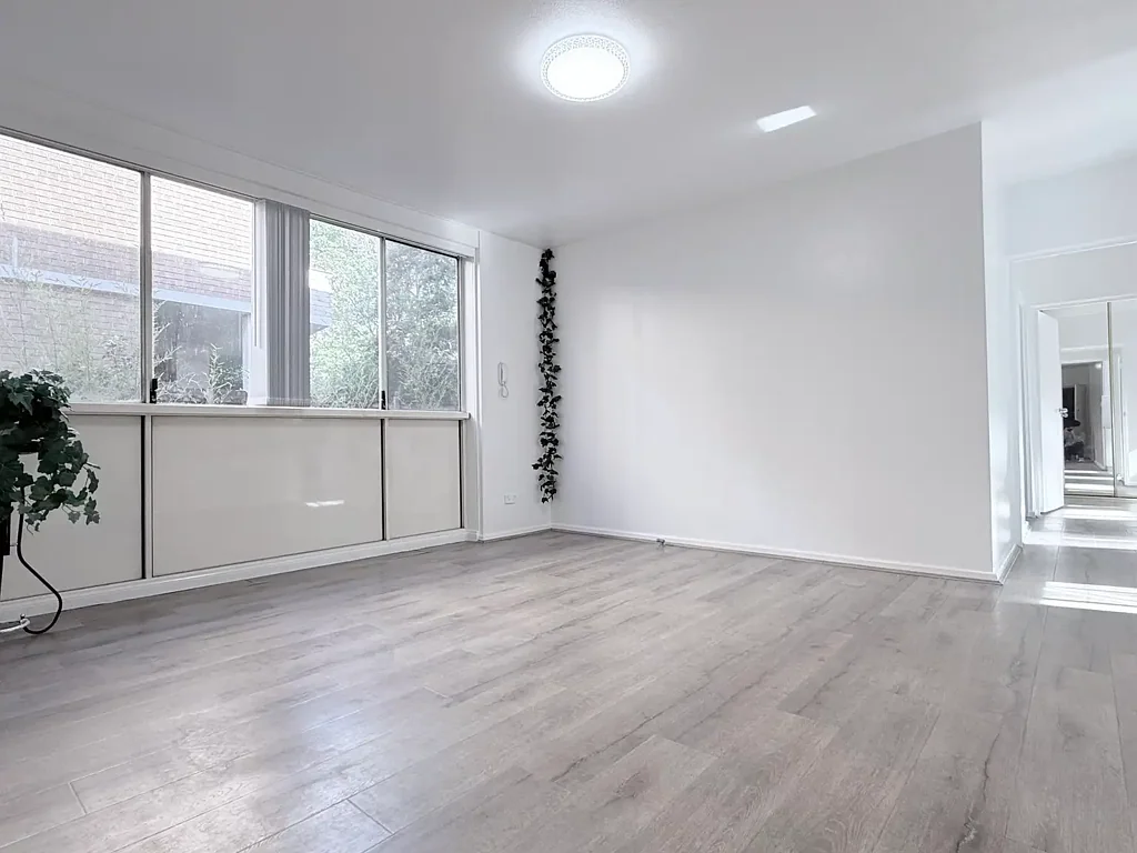 Bright & Newly Renovated 3 Bedroom Apartment in Ultra-Convenient Location