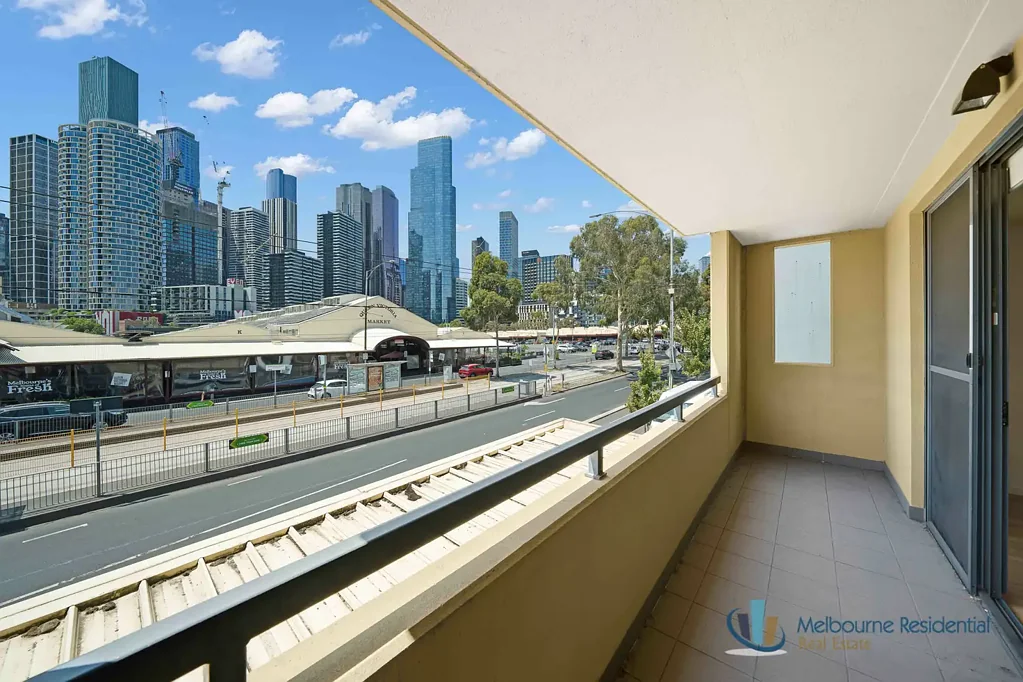 Extra Large Modern Apartment Living in West Melbourne With Storage Cage