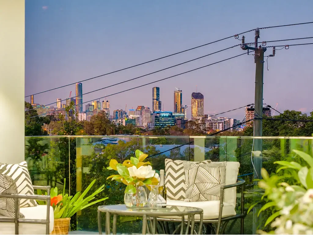 Taringa 3chambre Refined Residence in a Prime North-East Position