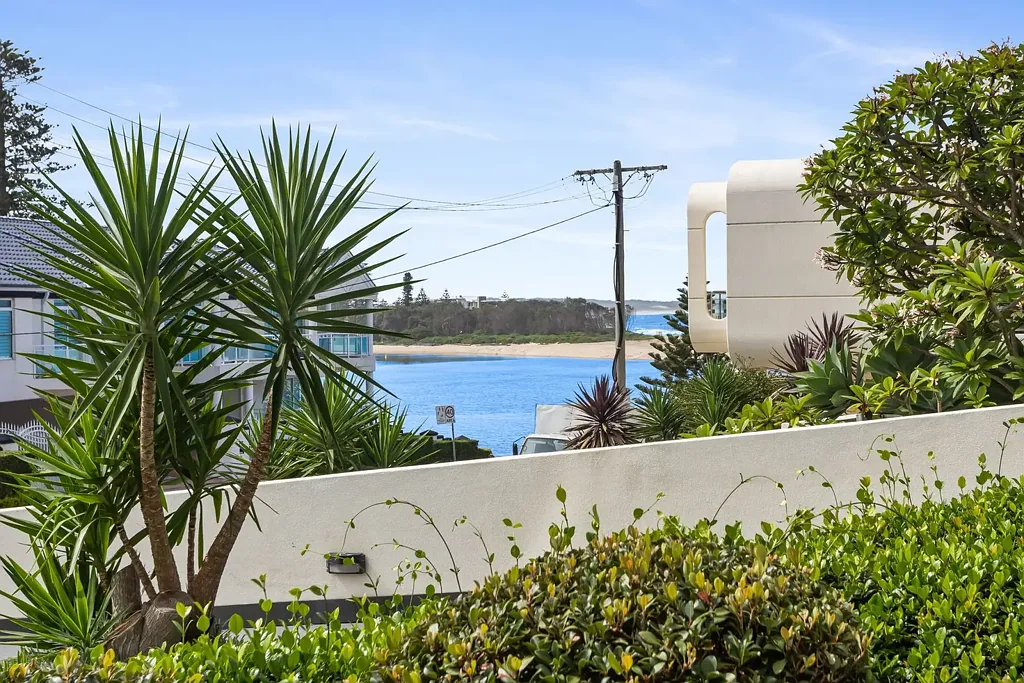The Entrance 2બેડરૂમ Owners Instructions to Clear -
Prime location - Generous Ground Floor Beachside Garden Apartment