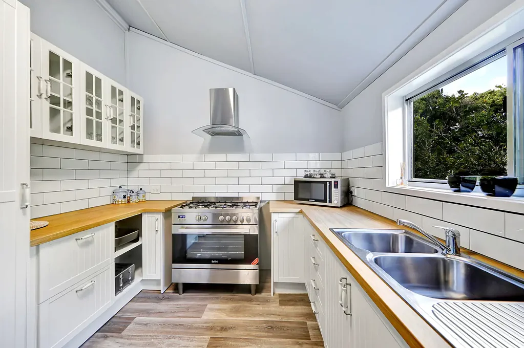 Bundaberg West 3Kwarto FULLY RENOVATED HOME ON 1,012M2 WITH TWO BATHROOMS & THREE PLUS BEDROOMS!