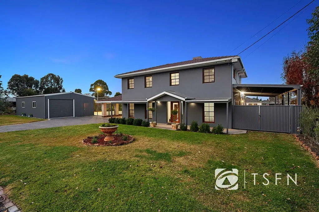Strathfieldsaye 5ห้องนอน Discover Exceptional Space, with a large home plus separate fully self-contained unit for the extended family