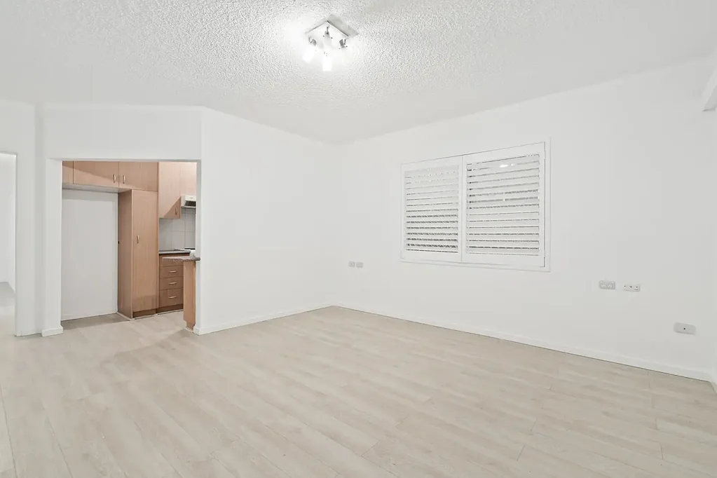 Bright, Spacious & Perfectly Positioned – Including Balcony & Parking