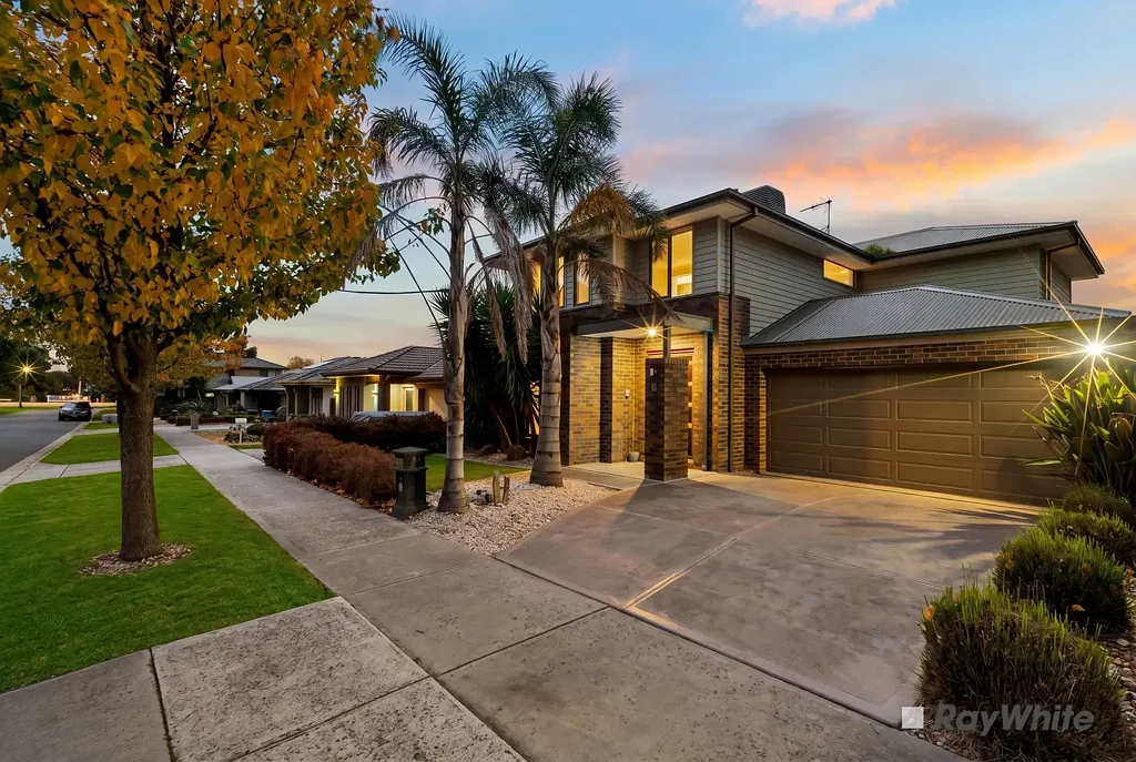 Cranbourne East 4ห้องนอน Spacious double-storey family home