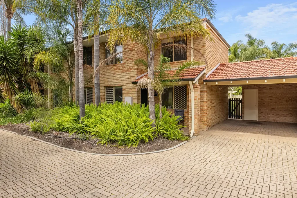 GREAT VALUE 3x2x2 IN FANTASTIC LOCATION