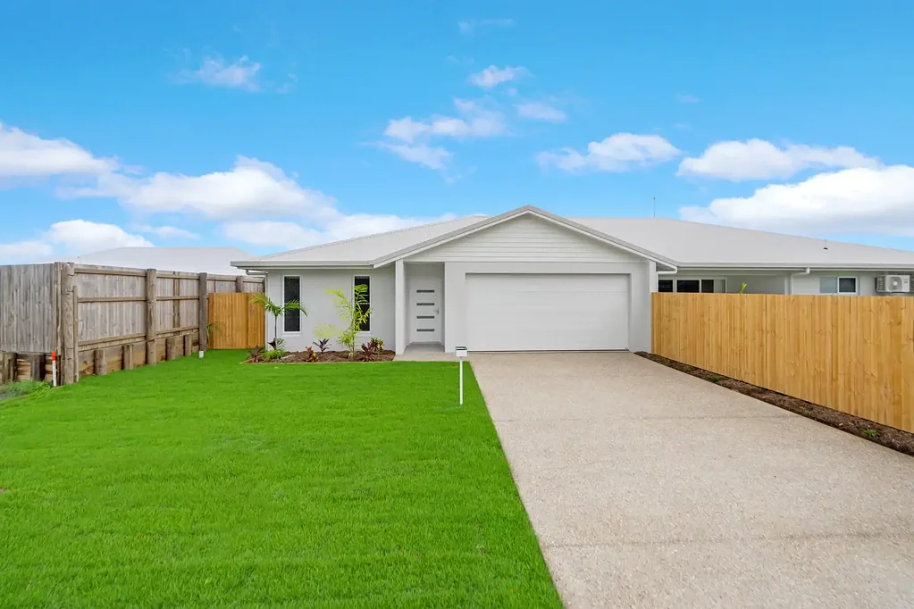 SIMPLY STUNNING! PRIVATE, MODERN & SPACIOUS DUPLEX IN A1 LOCATION!