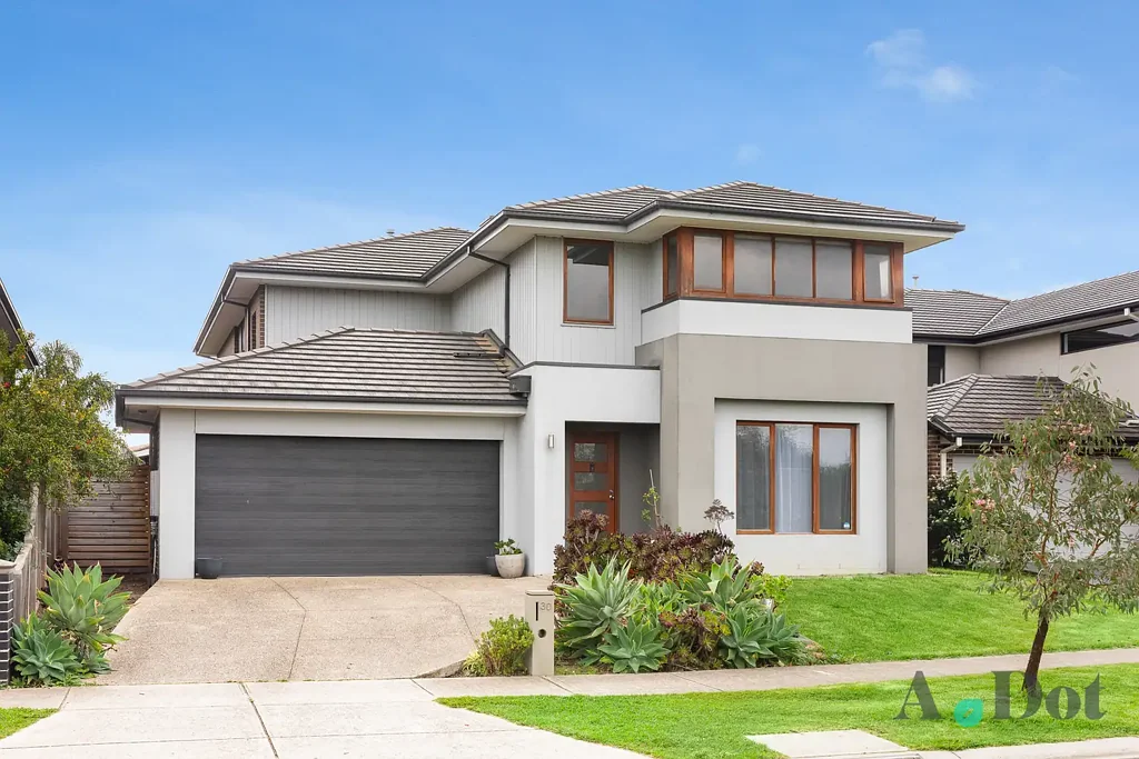 Keysborough 4房 实用多功布局 一楼步入式食品储藏室 独立客厅 后部生活区通户外 Keysborough交通便捷 靠近Parkmore Shopping Centre 多所优质学校 私密户外环境 楼上四卧 主卧带步入式衣帽间 套内浴室 Spacious Family Living with Flexible Zones