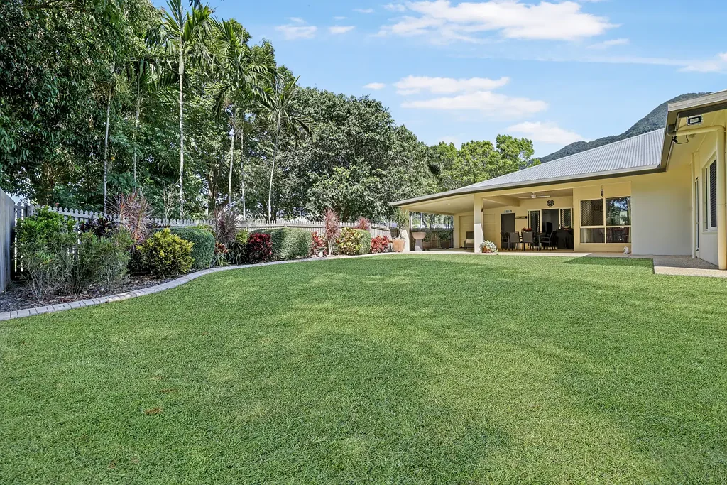 Mount Sheridan 4Habitaciones Space, Privacy & Parkland Living!
