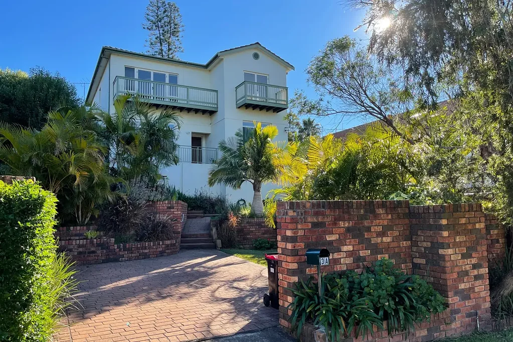 Sunny family friendly house-like upper floor 3 bedroom duplex.