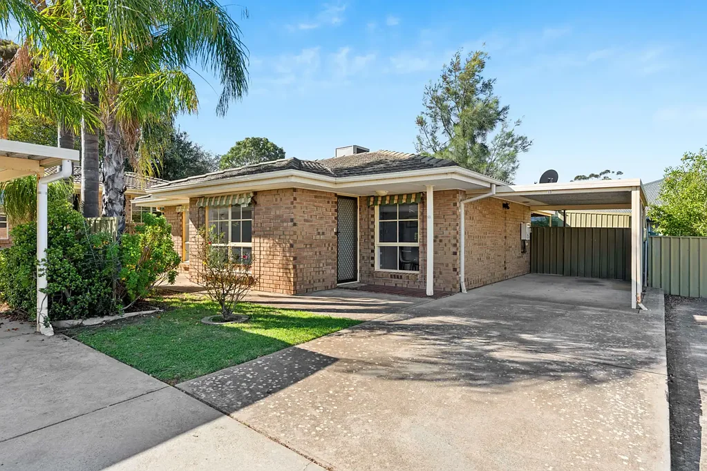 Morphett Vale 2房  Private, Polished & Packed With Extras – Move Straight In