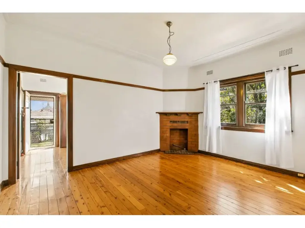 Spacious Character Filled Art-Deco 2 Bed Apartment
