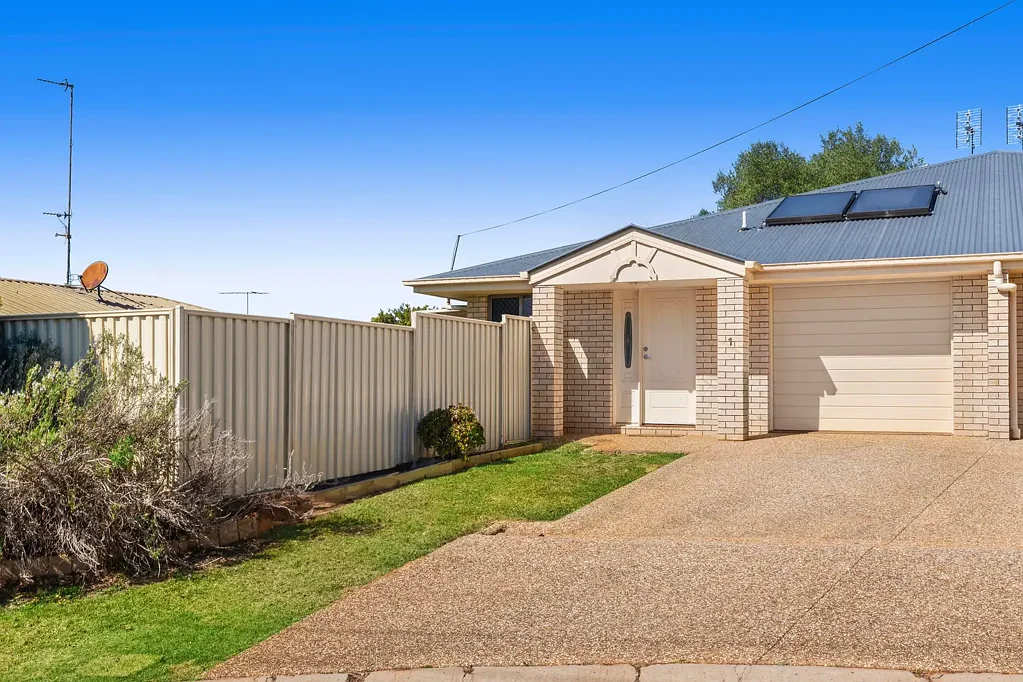 Kearneys Spring 3房 无物业管理费 宽敞三卧 套间主卧 开放客餐 设备厨房 安全车库 全空调 露台院子 接驳水罐 太阳能供电 Half Duplex - Complete Opportunity!