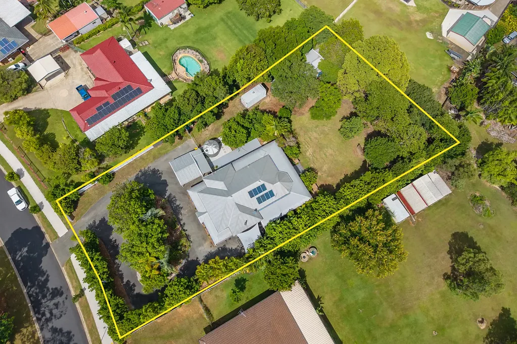 Morayfield 4房 Queenslander风格 3070平米地块 现代厨房 高天花板 四卧两卫 侧通道 大棚屋 太阳能系统 The Ultimate Private Sanctuary: Where Heritage Charm Meets a Modern Homestead