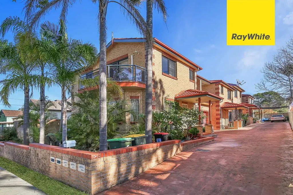 WELL PRESENTED THREE BEDROOM TOWNHOUSE