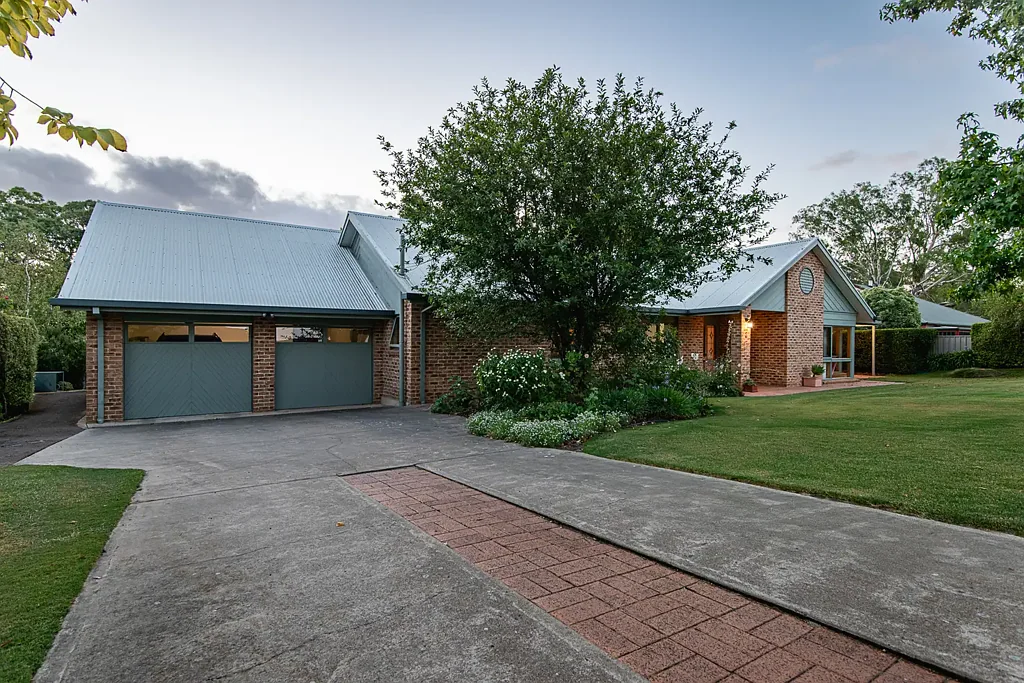 Naracoorte 4Kwarto Classic, Light Filled Elegance, Creek Setting with a Tennis Court on a 2,355m2 Allotment