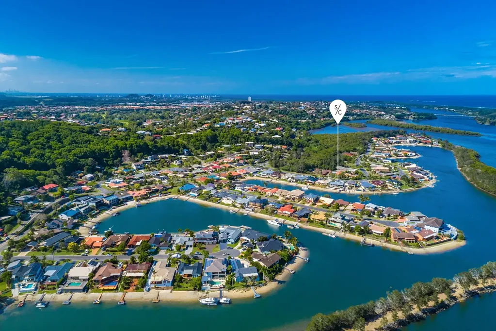 Banora Point 4कमरा INCREDIBLE WATERFRONT 
OPPORTUNITY WITH PRIVATE PONTOON