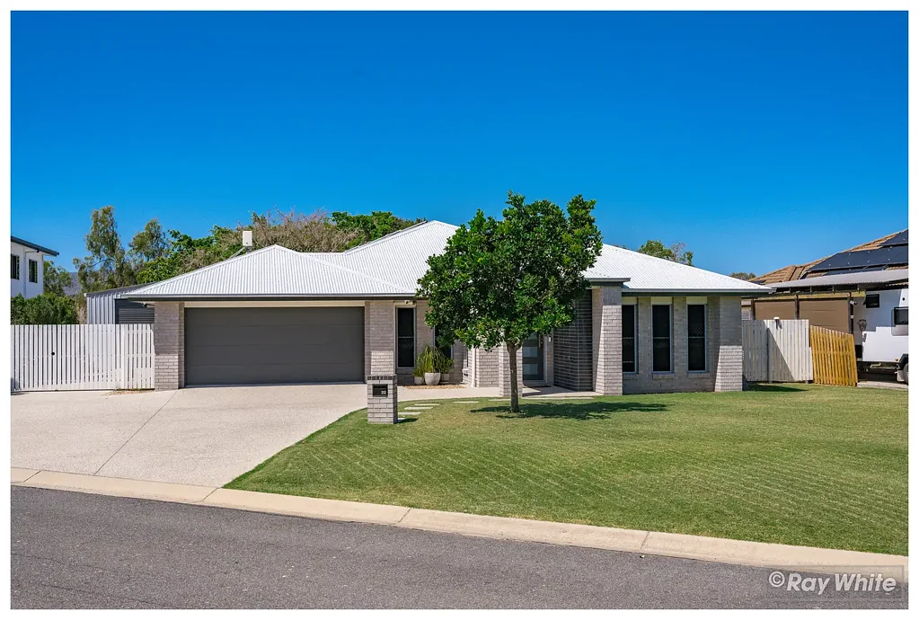 Kawana 5 Bedroom Live the riverside lifestyle, with golf and boating just minutes away!