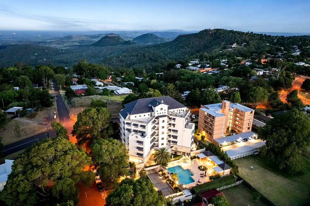 East Toowoomba 4房 Toowong制高点 550㎡奢阔空间 无遮挡城市景观 160㎡全瓷砖户外 四车位安全车库 精致翻新 优质材料 顶尖学校公园近邻 Grosvenor度假设施 Escarpment Penthouse – East Toowoomba
A landmark sky home with unrivalled valley and city views