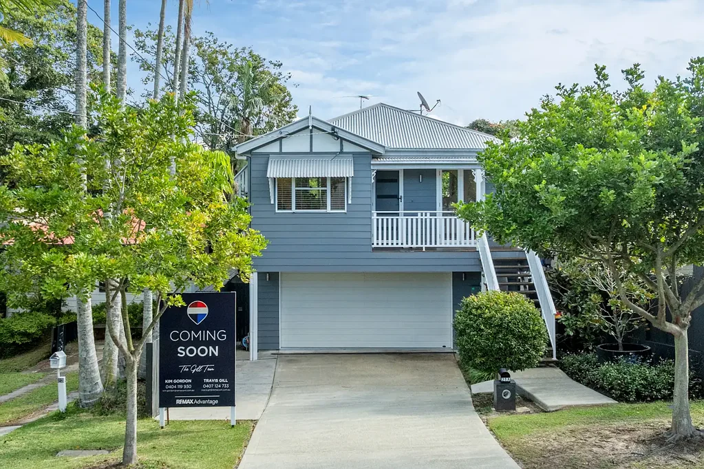 Wynnum West 5房 家庭友好社区 宽敞双居住 精心装修 竹地板 双车库 私家后院 景观露台 卓越储物 便利生活 Versatile Family Home with Dual Living and Sunset Views