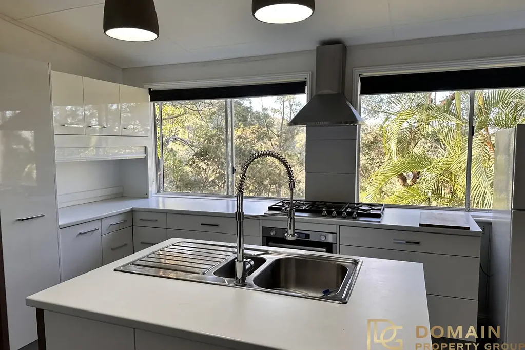 Stylish Treehouse One Bedroom + Study with access via Bayview Ave
