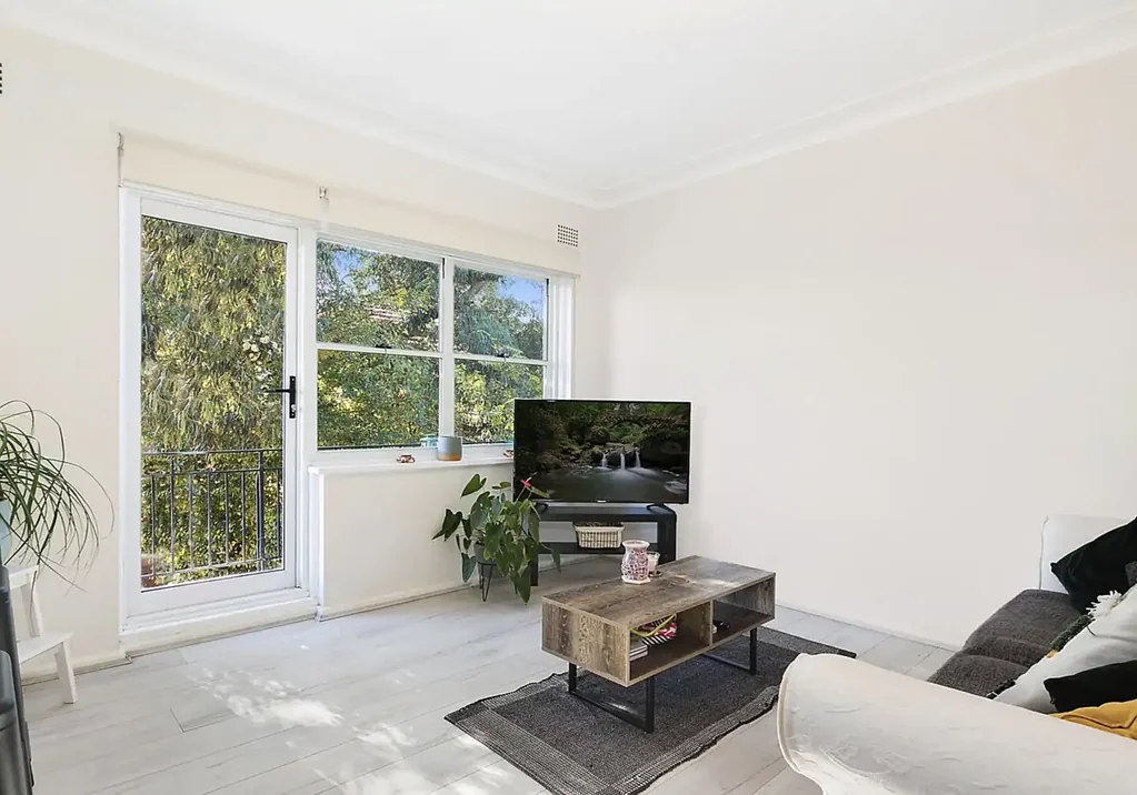 Sunlit Top-Floor Apartment Opposite Frank Doyle Park