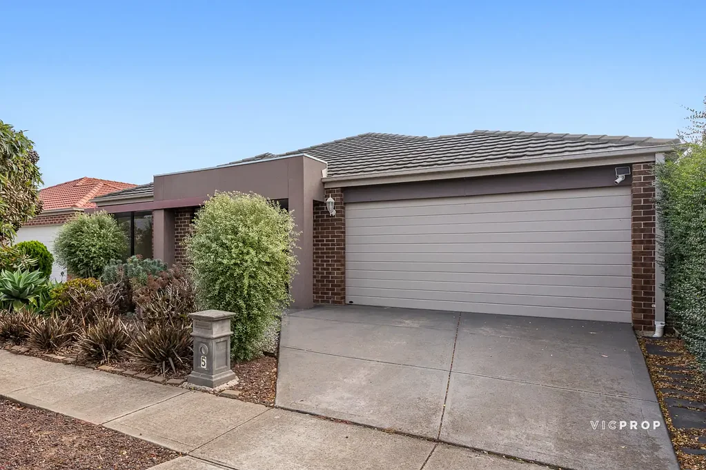 Walk to Alamanda School – Spacious Family Living in Prime Location