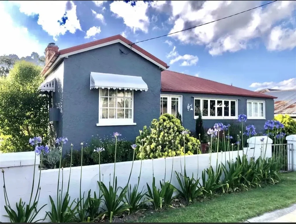 Stanthorpe 3બેડરૂમ Character, Charm & Income Potential in the Heart of the Granite Belt