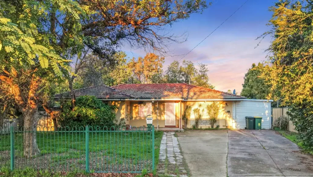 Spacious 4-Bed Home with Sunroom & Huge Workshop!