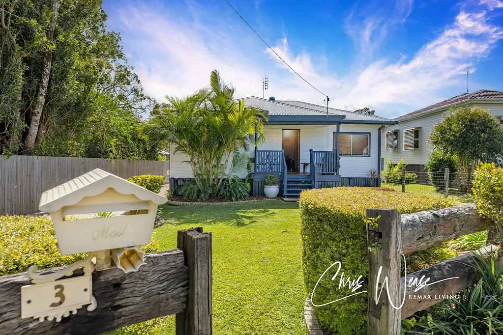 Woodford 4 Bedroom Renovated Character Home on 3/4 Acre with Solar - Walk to Town & Backing onto Creek