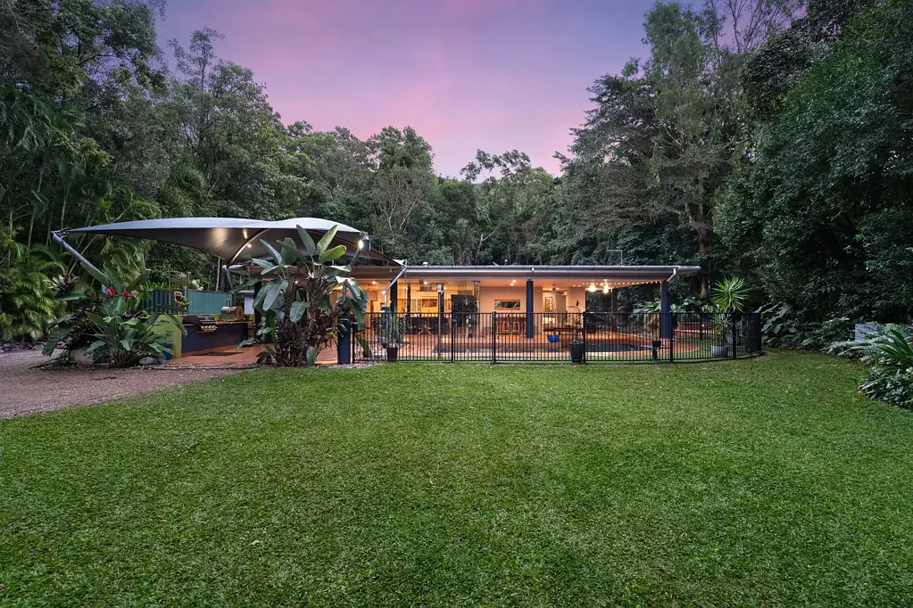 Kewarra Beach 4房  Private acreage residence with mountain backdrop.