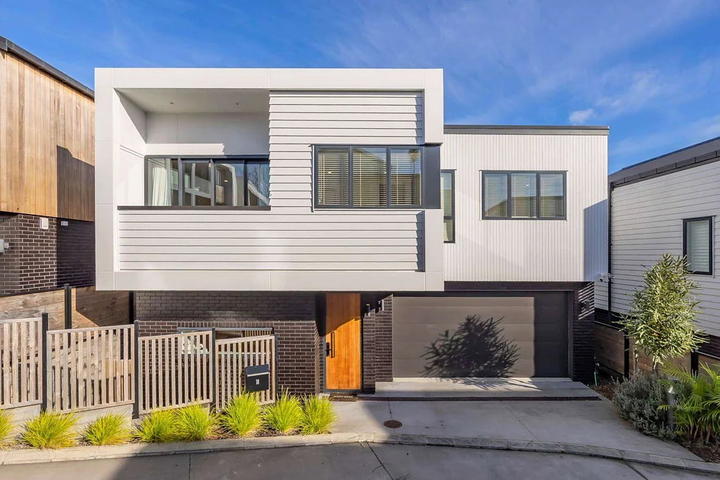 Remuera 4ห้องนอน Modern Home in Double Grammar Zone